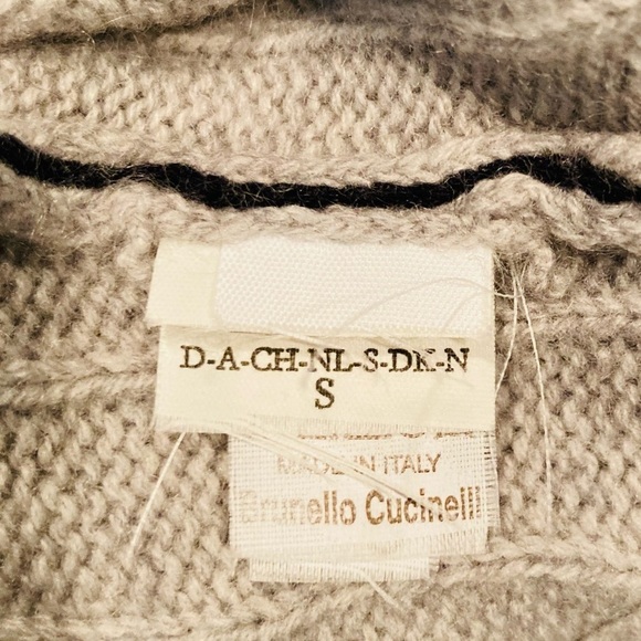 Brunello Cucinelli classic gray cashmere cable knit crew neck sweater. Medium - Picture 6 of 8